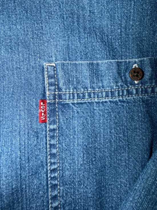Vintage Levi's Light Blue Denim Shirt with Logo Patch - Picture 4 of 6